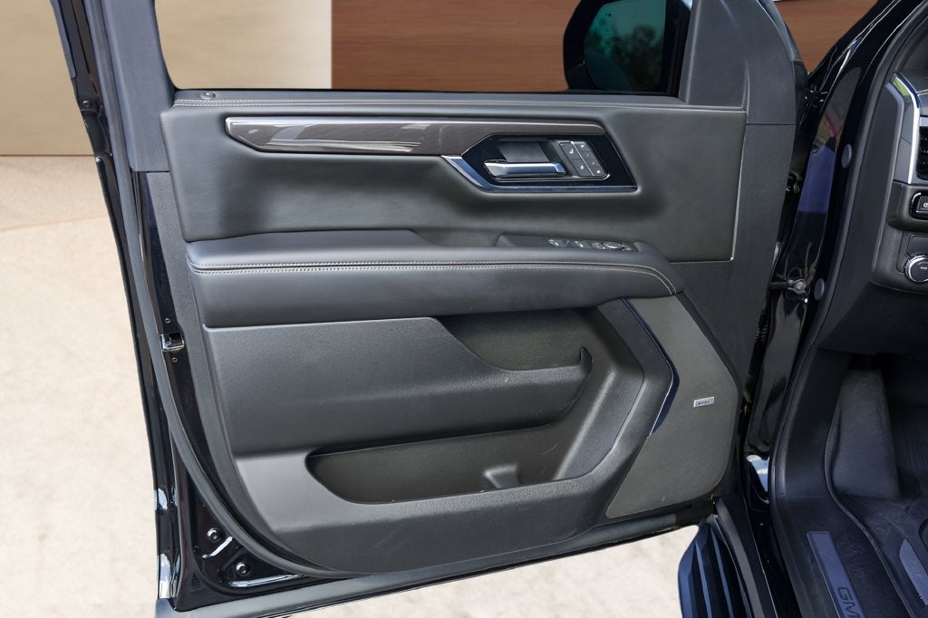 2025 GMC Yukon Elevation