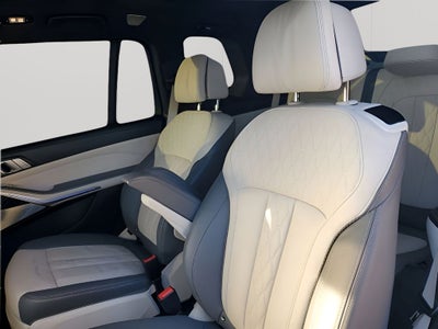 2023 BMW X7 M60i