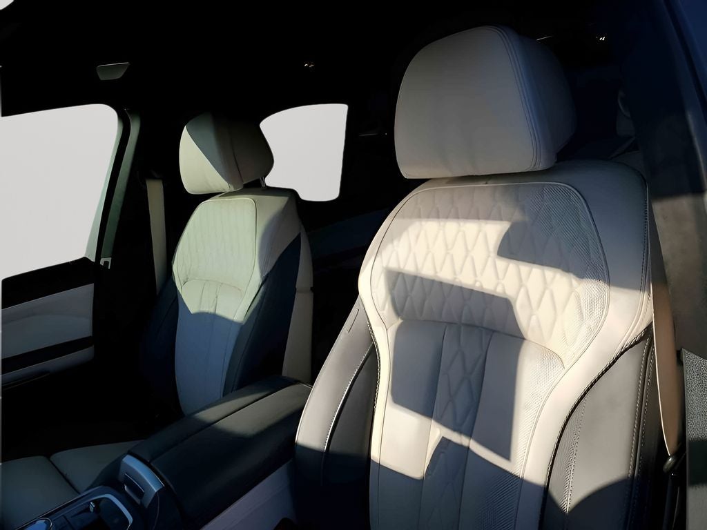 2023 BMW X7 M60i