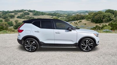2022 Volvo XC40 R-Design