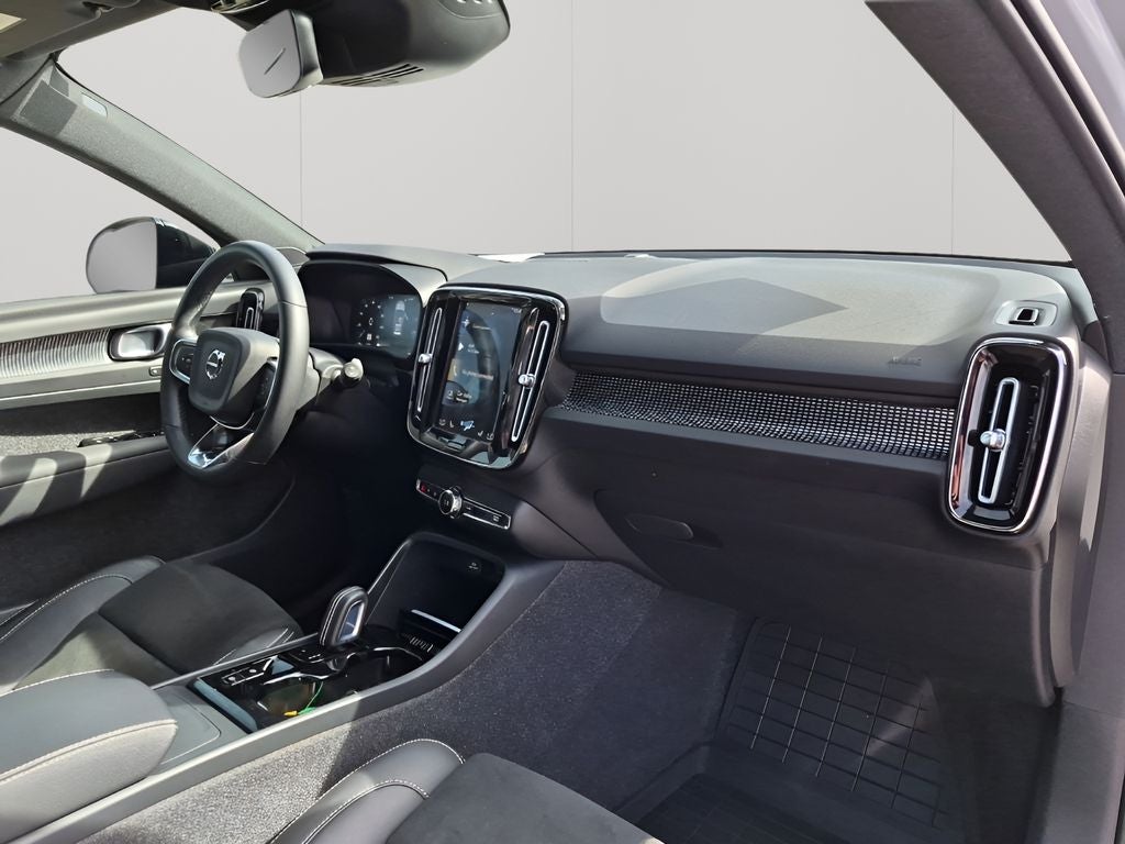 2022 Volvo XC40 R-Design