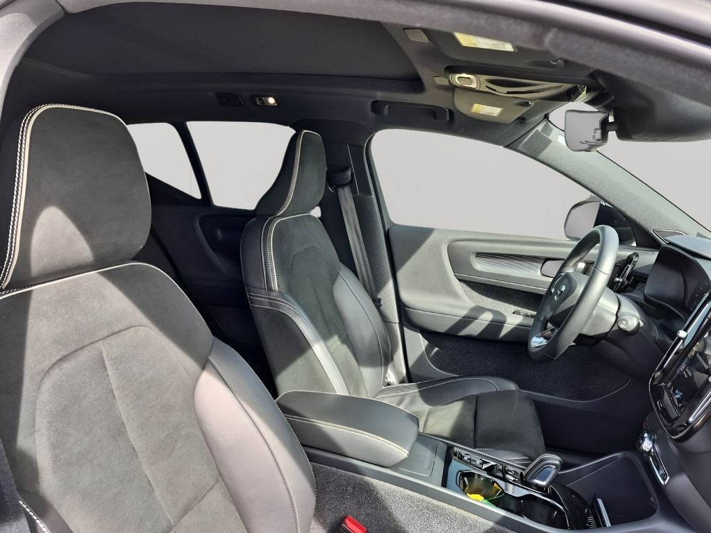 2022 Volvo XC40 R-Design