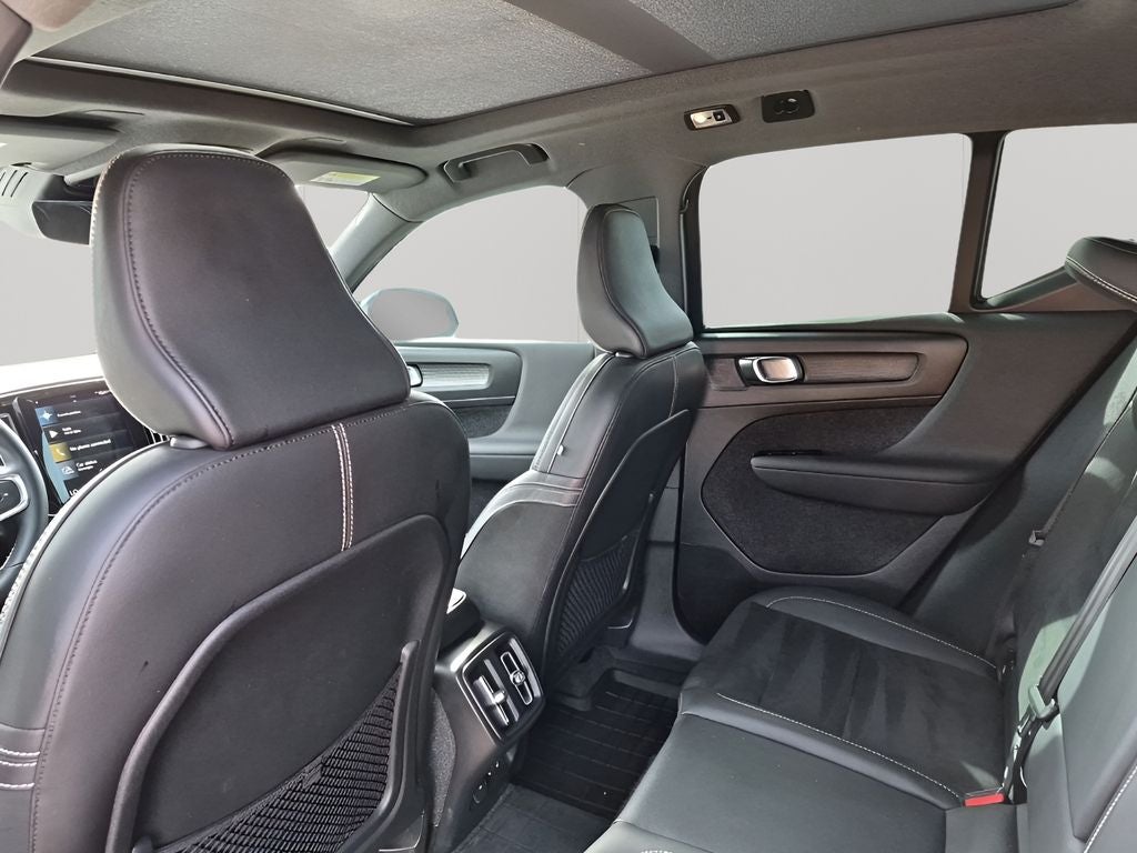 2022 Volvo XC40 R-Design