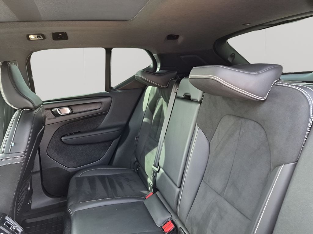 2022 Volvo XC40 R-Design