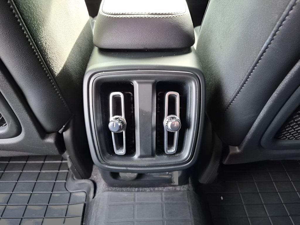 2022 Volvo XC40 R-Design