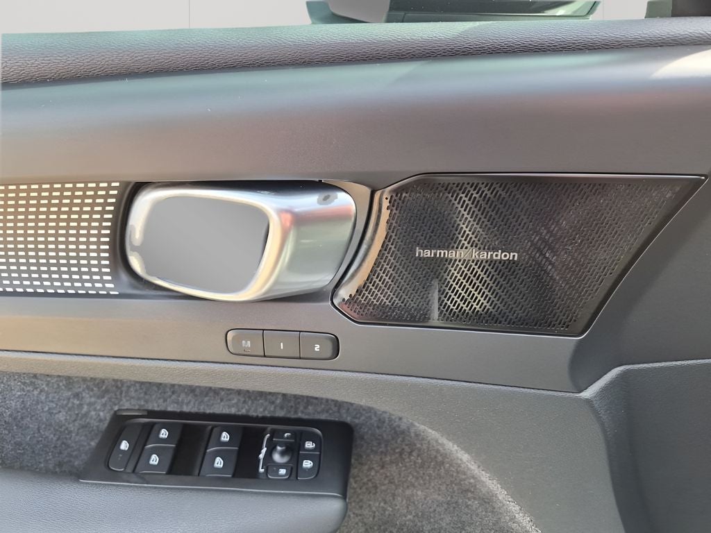 2022 Volvo XC40 R-Design