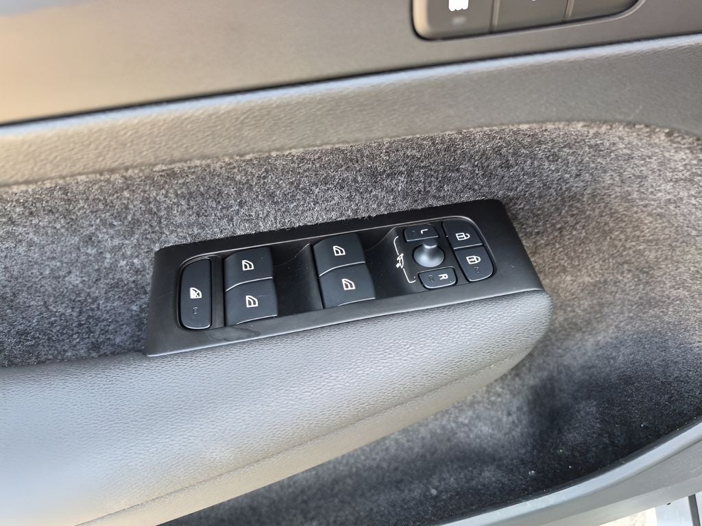 2022 Volvo XC40 R-Design