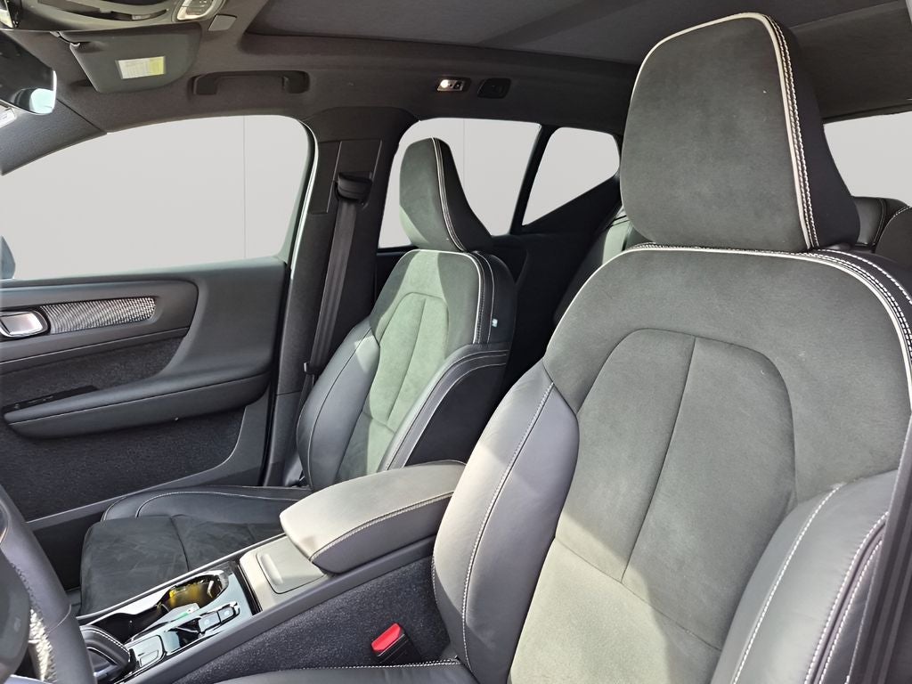 2022 Volvo XC40 R-Design