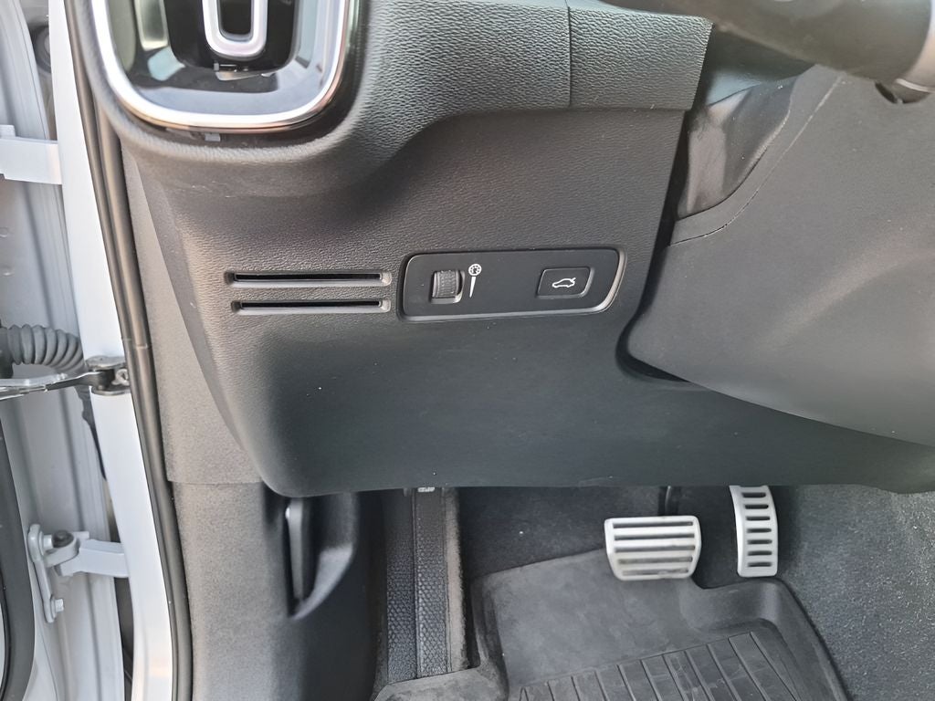 2022 Volvo XC40 R-Design