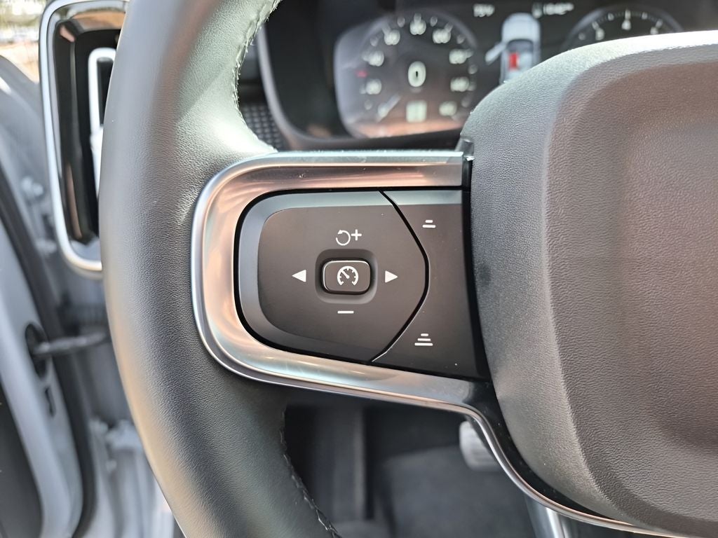 2022 Volvo XC40 R-Design