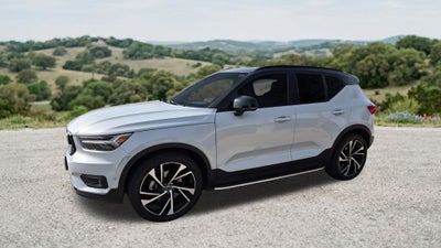 2022 Volvo XC40 R-Design