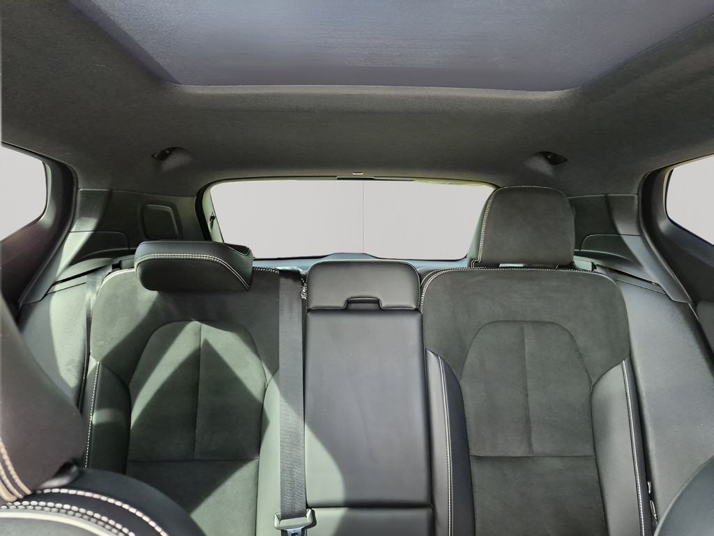 2022 Volvo XC40 R-Design