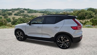 2022 Volvo XC40 R-Design