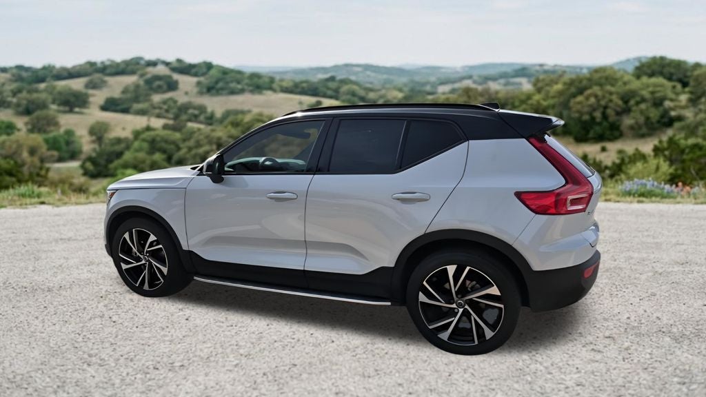 2022 Volvo XC40 R-Design