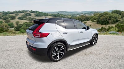 2022 Volvo XC40 R-Design