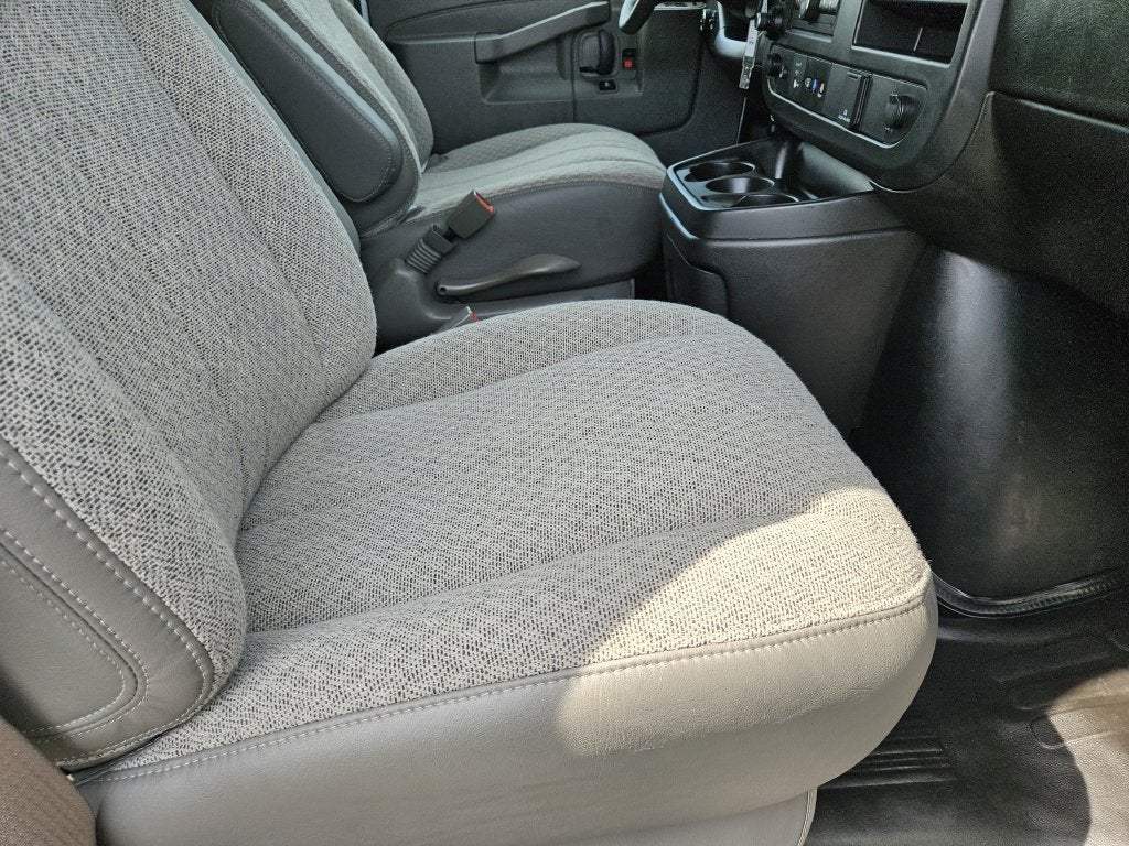2025 Chevrolet Express Passenger 1LS