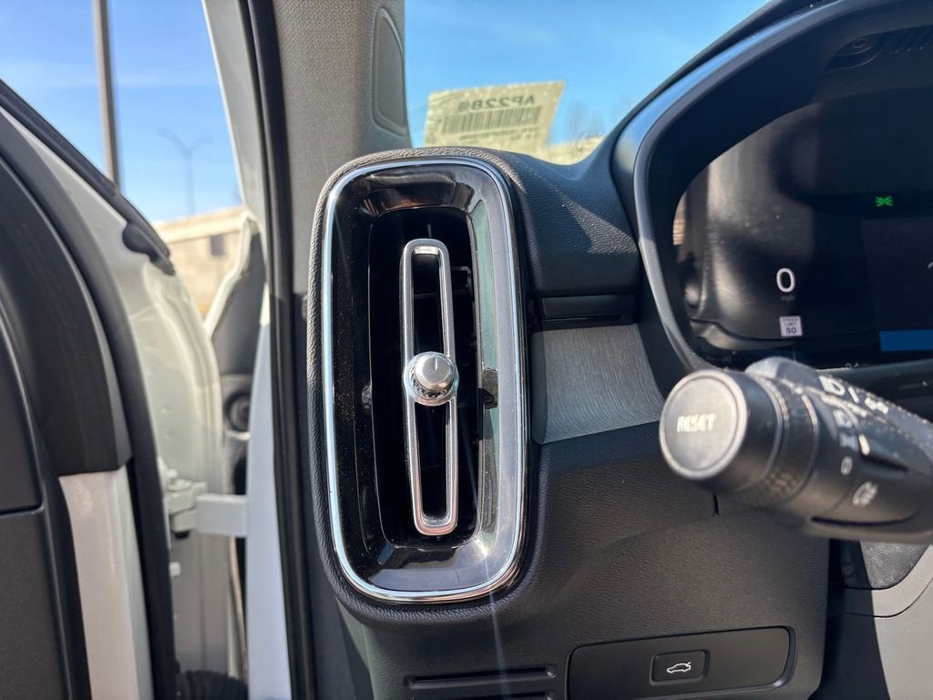2023 Volvo XC40 Plus Bright Theme