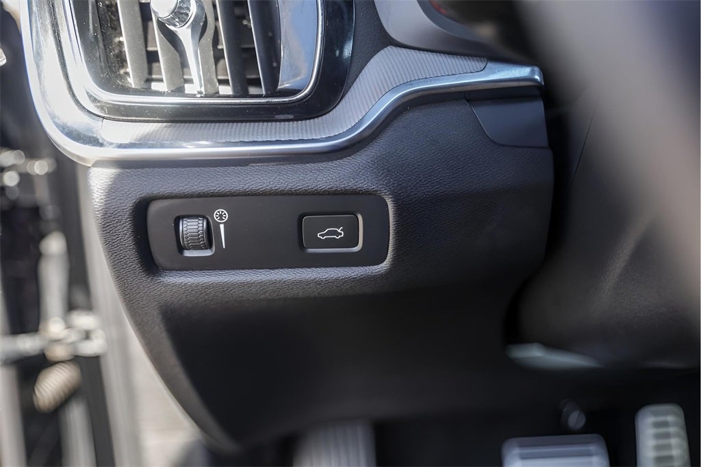 2022 Volvo S60 B5 R-Design