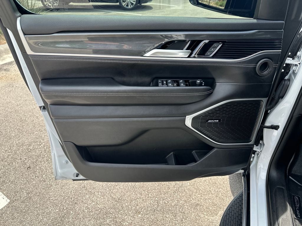 2023 Jeep Wagoneer Base