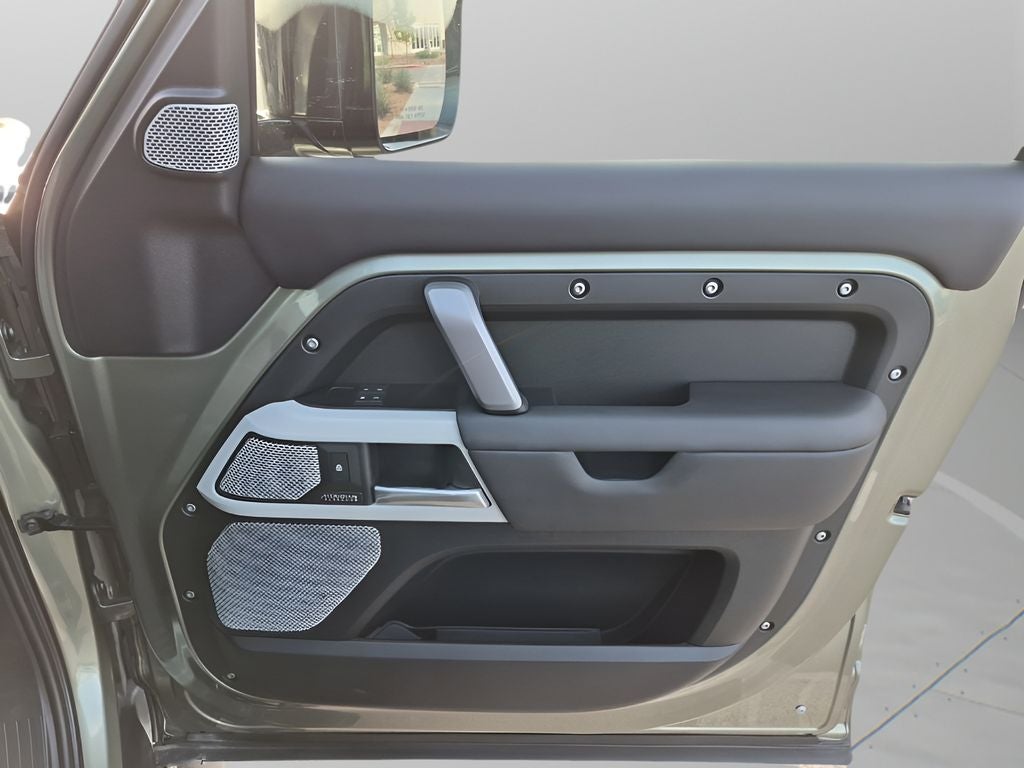 2024 Land Rover Defender 130 X-Dynamic SE