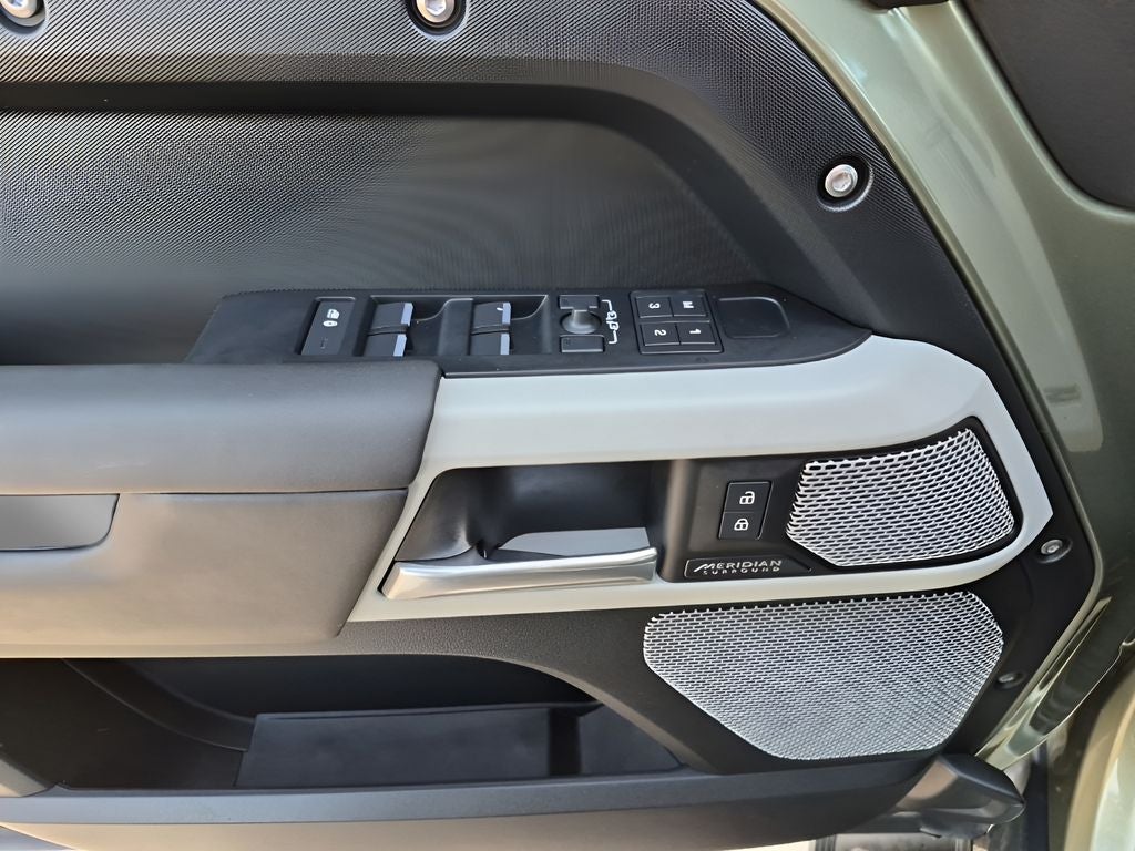 2024 Land Rover Defender 130 X-Dynamic SE