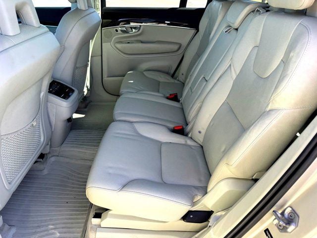 2016 Volvo XC90 T6 Momentum