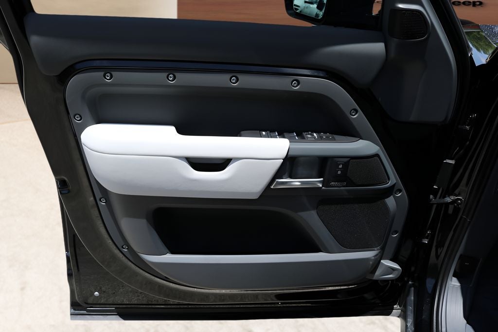 2025 Land Rover Defender 110 X-Dynamic SE