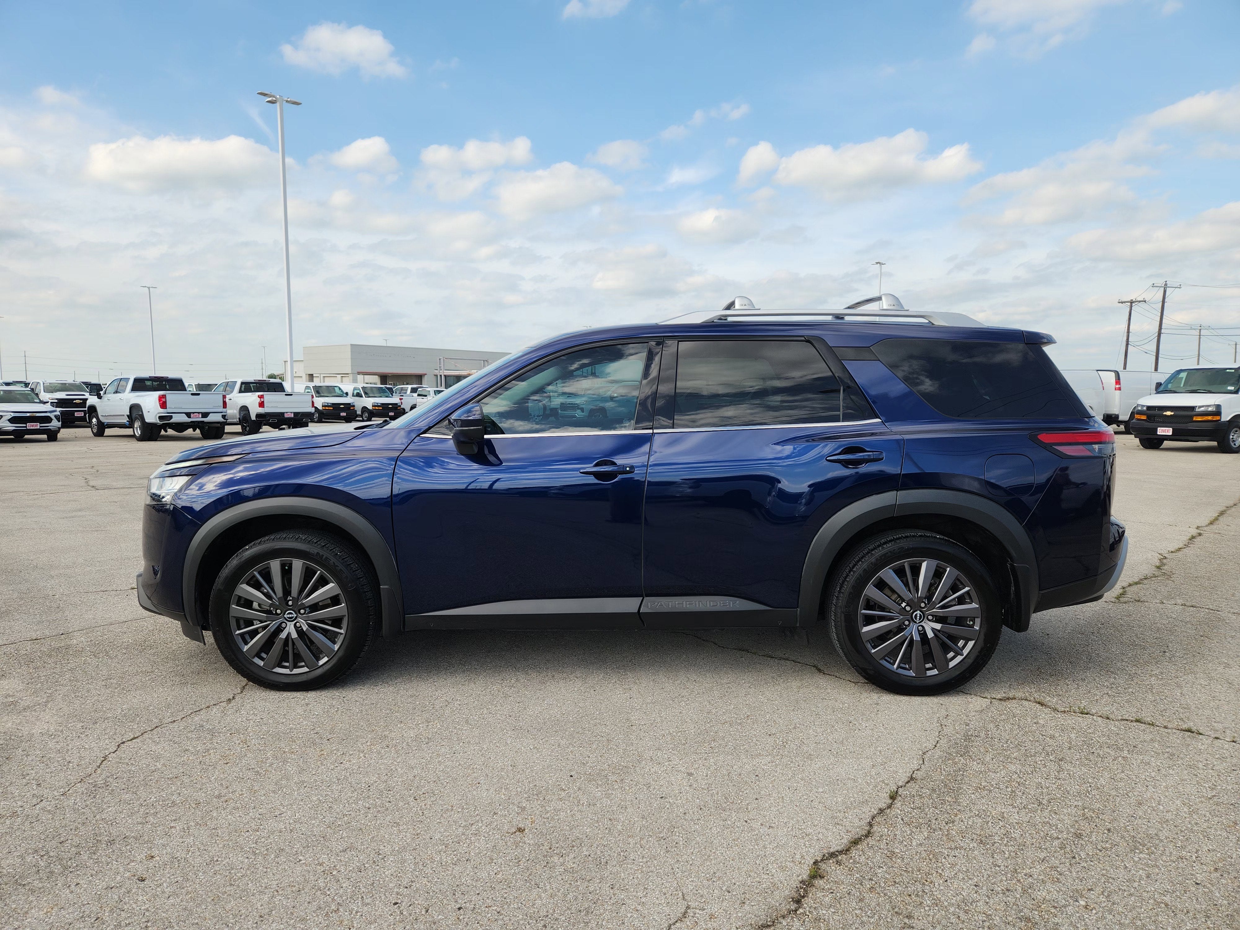 2022 Nissan Pathfinder SL
