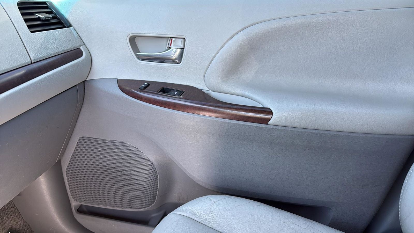 2013 Toyota Sienna XLE 8 Passenger